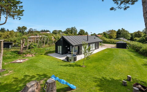 Elso - 600M to the Fjord: Hjem, Tag, Hus, Sommerhus, Estate, Dør, Veranda, Sidespor, Stuehus, Skygge