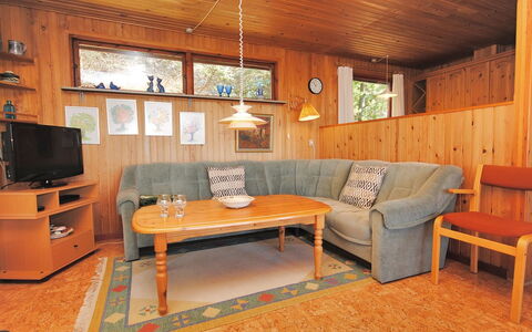 Neven - 900M from the Sea: Møbel, Gulvbelægning, Indretning, Træ, Etage, Loft, Værelse, Couch, Stue, Bejdse