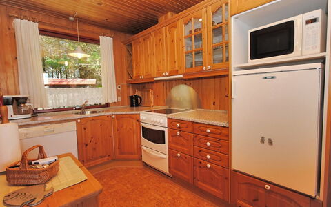 Neven - 900M from the Sea: Cabinetry, Møbel, Indretning, Gulvbelægning, Træ, Etage, Countertop, Køkken, Skab, Værelse