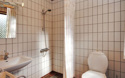 Neven - 900M from the Sea: Badeværelse, Sanitærarmatur, Badeværelsesvask, Væg, Toiletbræt, Håndvask, Gulvbelægning, Etage, Toilet, Indretning