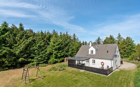 Minja - 900M from the Sea: Træ, Tag, Arkitektur, Hjem, Hus, Sommerhus, Sidespor, Hårdttræ, Hældning, Estate