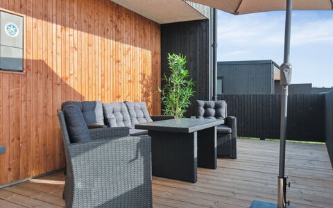 Kasper - 1.8Km from the Sea: Træ, Tag, Arkitektur, Hjem, Hus, Sommerhus, Sidespor, Hårdttræ, Hældning, Estate