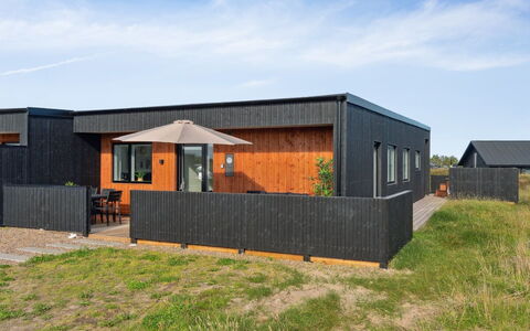 Kasper - 1.8Km from the Sea: Træ, Tag, Arkitektur, Hjem, Hus, Sommerhus, Sidespor, Hårdttræ, Hældning, Estate