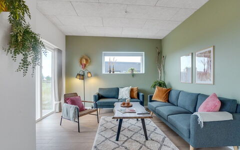 Kasper - 1.8Km from the Sea: Træ, Tag, Arkitektur, Hjem, Hus, Sommerhus, Sidespor, Hårdttræ, Hældning, Estate