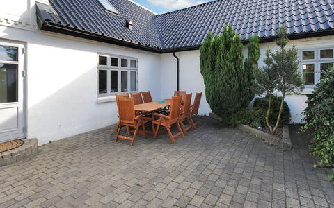 Sophia - 8Km from the Sea: Tag, Hus, Hjem, Kompositmateriale, Sommerhus, Gård, Skygge, Sidespor, Estate, Gårdsplads