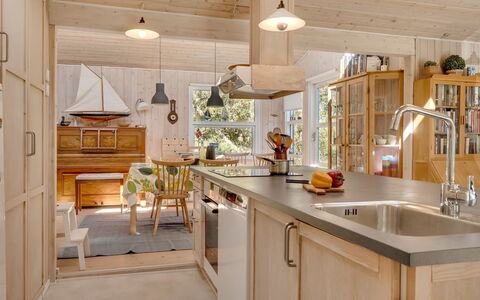 Eroll - 1.8Km from the Sea: Køkken, Indretning, Møbel, Countertop, Træ, Lysarmatur, Gulvbelægning, Loft, Cabinetry, Belysning