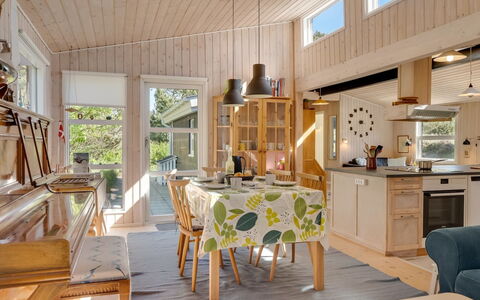 Eroll - 1.8Km from the Sea: Indretning, Træ, Møbel, Loft, Lysarmatur, Gulvbelægning, Køkken, Etage, Værelse, Belysning