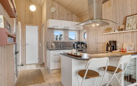 Tecumseh - 150M from the Sea: Køkken, Indretning, Countertop, Træ, Køkken Apparat, Møbel, Loft, Gulvbelægning, Lysarmatur, Værelse