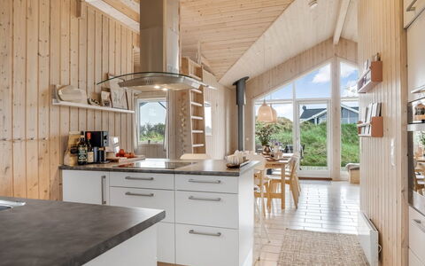 Tecumseh - 150M from the Sea: Køkken, Countertop, Indretning, Møbel, Gulvbelægning, Træ, Loft, Køkken Apparat, Lysarmatur, Cabinetry