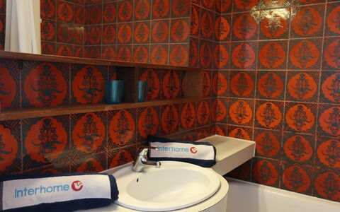 Les Voiliers: Badeværelse, Væg, Flise, Keramisk, Ejendom, Værelse, Orange, Toilet, Bidet, Materielle Værdier
