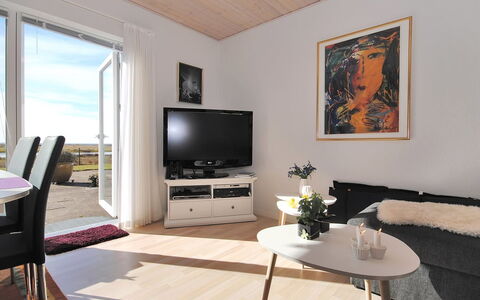 Rejhana - 500M to the Fjord: Møbel, Indretning, Gulvbelægning, Etage, Træ, Trægulve, Loft, Værelse, Stue, Bord