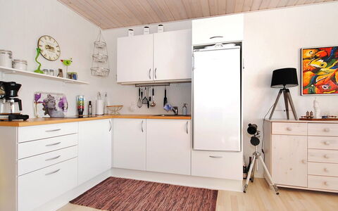 Rejhana - 500M to the Fjord: Gulvbelægning, Køkken, Træ, Køkken Apparat, Større Bandage, Cabinetry, Indretning, Countertop, Etage, Møbel