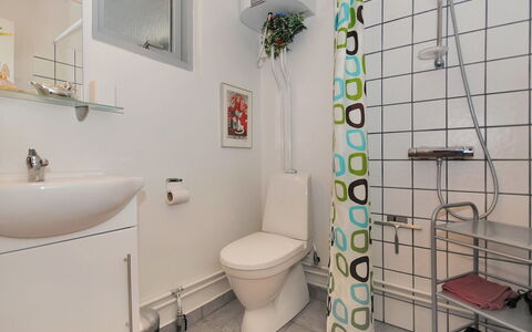 Rejhana - 500M to the Fjord: Badeværelse, Toiletbræt, Sanitærarmatur, Indretning, Toilet, Gulvbelægning, Etage, Badeværelsesvask, Håndvask, Vvs