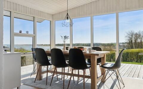 Peetu - 200M to the Fjord: Møbel, Gulvbelægning, Indretning, Stol, Etage, Trægulve, Træ, Køkken & Spisebord, Bord, Spisestue