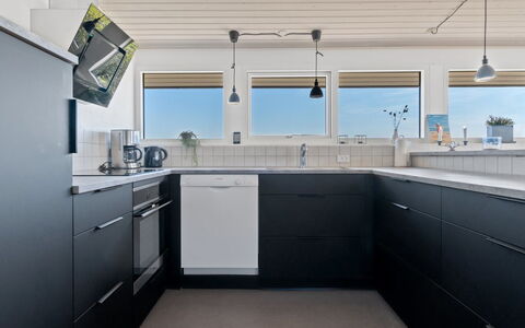 Peetu - 200M to the Fjord: Køkken, Countertop, Cabinetry, Køkken Apparat, Gulvbelægning, Større Bandage, Indretning, Etage, Møbel, Loft