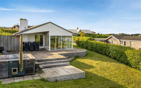 Peetu - 200M to the Fjord: Hjem, Hus, Tag, Sky, Sommerhus, Bunddække, Estate, Have, Landscaping, Gård