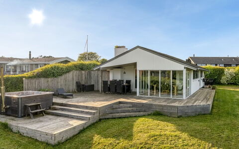 Peetu - 200M to the Fjord: Tag, Hjem, Hus, Kompositmateriale, Sommerhus, Skygge, Veranda, Estate, Landscaping, Gård