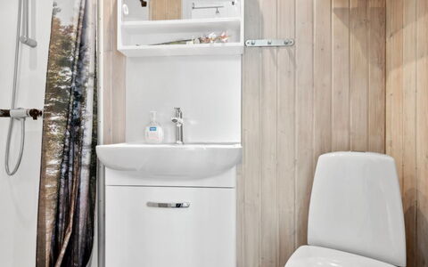 Hermanda - 100M to the Fjord: Badeværelse, Badeværelsesvask, Sanitærarmatur, Håndvask, Gulvbelægning, Indretning, Etage, Tap, Badeværelsesskab, Toilet