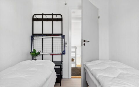 Hermanda - 100M to the Fjord: Soveværelse, Indretning, Etage, Gulvbelægning, Seng, Køjeseng, Møbel, Sengetøj, Sengetøj, Bed Frame