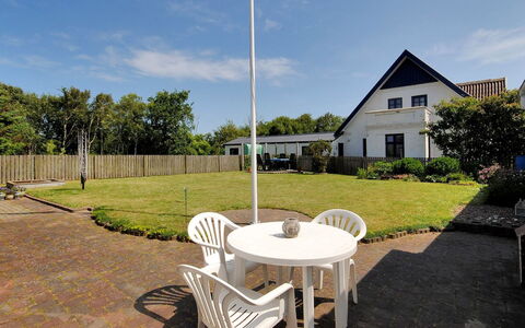 Gertina - 40M to the Fjord: Hjem, Lawn, Sommerhus, Skygge, Estate, Have, Landscaping, Gård, Indkørsel, Backyard