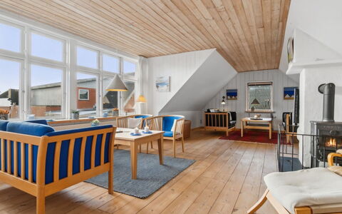 Gertina - 40M to the Fjord: Møbel, Indretning, Gulvbelægning, Træ, Etage, Loft, Trægulve, Stol, Bord, Belysning