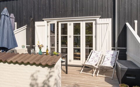 Cita - 100M to the Fjord: Blå, Busk, Sommerhus, Bunddække, Have, Estate, Skygge, Landscaping, Stuehus, Eco Hotel