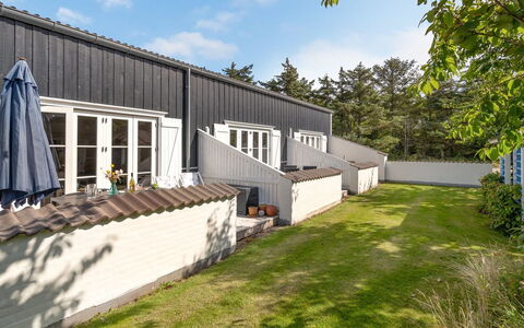 Cita - 100M to the Fjord: Blå, Busk, Sommerhus, Bunddække, Have, Estate, Skygge, Landscaping, Stuehus, Eco Hotel