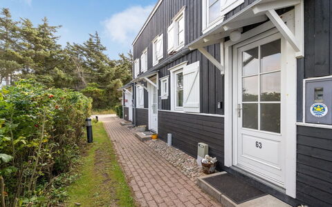 Cita - 100M to the Fjord: Blå, Busk, Sommerhus, Bunddække, Have, Estate, Skygge, Landscaping, Stuehus, Eco Hotel