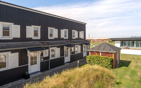 Idunn - 100M to the Fjord: Blå, Busk, Sommerhus, Bunddække, Have, Estate, Skygge, Landscaping, Stuehus, Eco Hotel