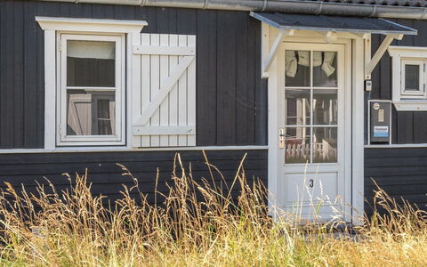 Idunn - 100M to the Fjord: Blå, Busk, Sommerhus, Bunddække, Have, Estate, Skygge, Landscaping, Stuehus, Eco Hotel