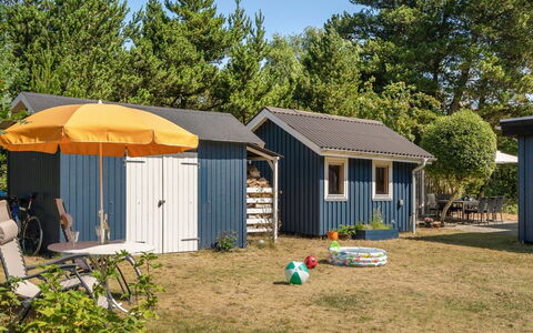 Sebastian - 100M to the Fjord: Møbel, Indretning, Gulvbelægning, Træ, Etage, Loft, Trægulve, Stol, Bord, Belysning