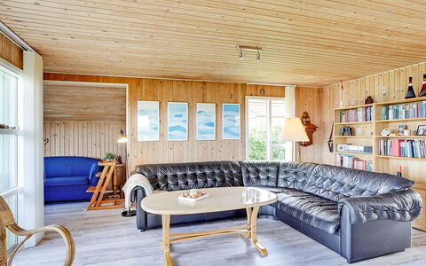 Pavo - 300M to the Fjord: Møbel, Couch, Indretning, Træ, Gulvbelægning, Etage, Stue, Loft, Værelse