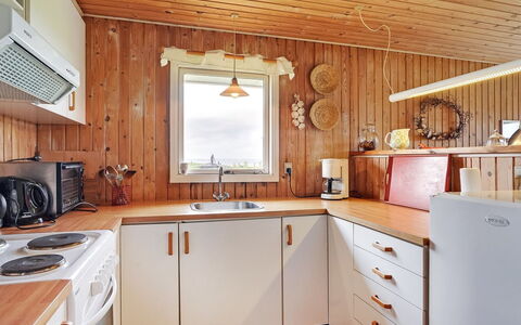 Pavo - 300M to the Fjord: Træ, Indretning, Køkken, Loft, Gulvbelægning, Køkken Apparat, Countertop, Etage, Belysning, Værelse
