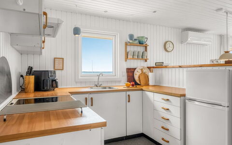 Pavo - 300M to the Fjord: Træ, Gulvbelægning, Køkken, Indretning, Etage, Countertop, Loft, Cabinetry, Værelse, Bejdse