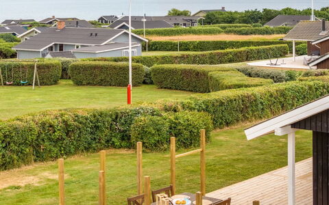 Pavo - 300M to the Fjord: Græs, Tag, Hus, Boligområde, Land Lot, Hjem, Lawn, Estate, Have, Sommerhus