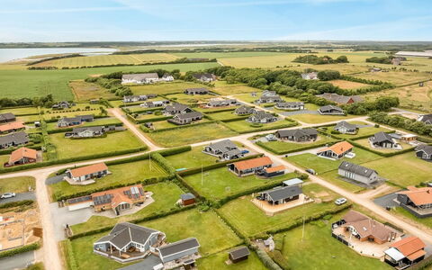 Pavo - 300M to the Fjord: Boligområde, Hus, Tag, Landskab, Hjem, Almindeligt, Land Lot, Landdistrikt, Estate, Forstad