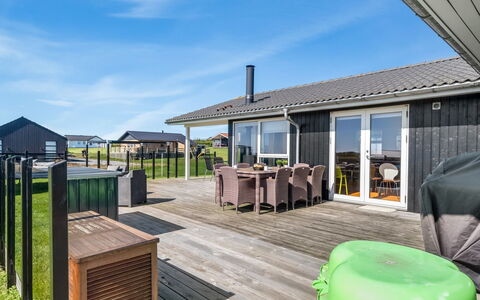 Ginia - 150M to the Fjord: Loft, Gulvbelægning, Indretning, Etage, Kompositmateriale, Møbel, Udvej, Hotel, Design, Dagslys
