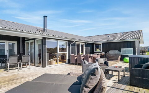 Ginia - 150M to the Fjord: Loft, Gulvbelægning, Indretning, Etage, Kompositmateriale, Møbel, Udvej, Hotel, Design, Dagslys