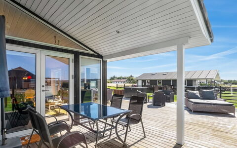 Ginia - 150M to the Fjord: Loft, Gulvbelægning, Indretning, Etage, Kompositmateriale, Møbel, Udvej, Hotel, Design, Dagslys