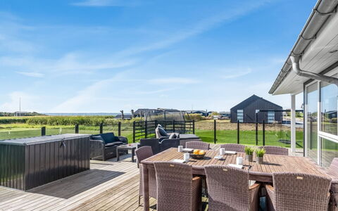 Ginia - 150M to the Fjord: Loft, Gulvbelægning, Indretning, Etage, Kompositmateriale, Møbel, Udvej, Hotel, Design, Dagslys