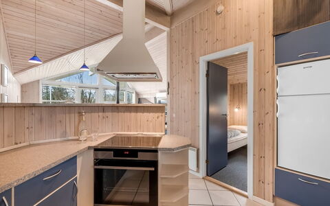 Sesto - 300M to the Fjord: Træ, Loft, Indretning, Gulvbelægning, Etage, Værelse, Lysarmatur, Countertop, Køkken, Bejdse