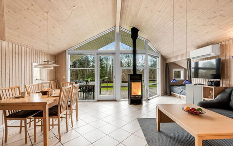 Sesto - 300M to the Fjord: Træ, Loft, Hjem, Indretning, Sommerhus, Hårdttræ, Stue, Skygge, Bjælkehytte