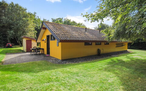 Naema - 600M to the Fjord: Hus, Hjem, Tag, Boligområde, Sommerhus, Estate, Stuehus, Lawn, Landscaping, Sidespor