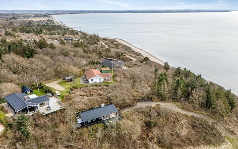 Heera - 100M to the Fjord: Møbel, Indretning, Gulvbelægning, Træ, Etage, Loft, Trægulve, Stol, Bord, Belysning