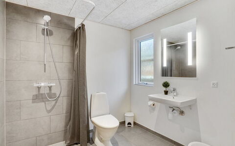 Sibbe - 500M to the Fjord: Gulvbelægning, Væg, Sanitærarmatur, Etage, Loft, Indretning, Håndvask, Badeværelse, Vvs, Toilet
