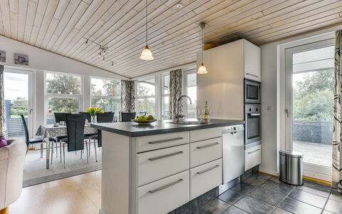 Sylvelin - 400M to the Fjord: Træ, Loft, Gulvbelægning, Indretning, Køkken, Countertop, Møbel, Etage, Trægulve, Hjem