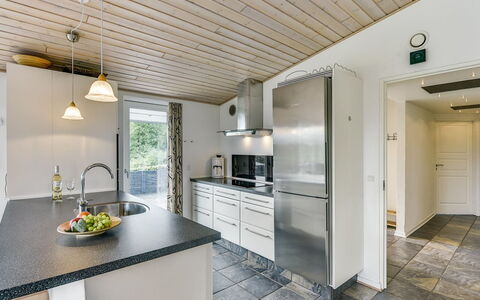 Sylvelin - 400M to the Fjord: Gulvbelægning, Køkken, Træ, Countertop, Loft, Indretning, Etage, Cabinetry, Hjem, Møbel