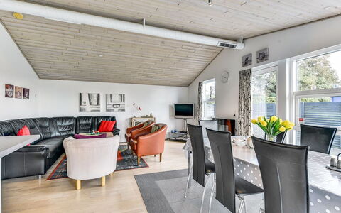 Sylvelin - 400M to the Fjord: Træ, Loft, Indretning, Couch, Hjem, Møbel, Gulvbelægning, Stue, Værelse