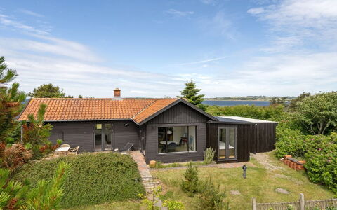 Lok - 90M to the Fjord: Træ, Tag, Arkitektur, Hjem, Hus, Sommerhus, Sidespor, Hårdttræ, Hældning, Estate
