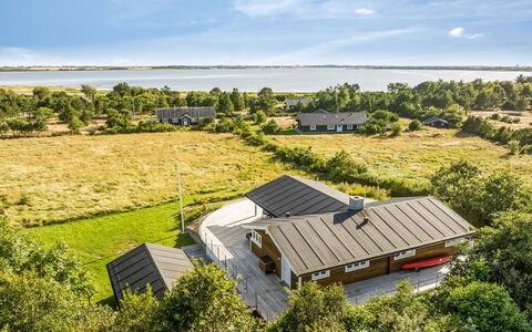 Eljas - 200M to the Fjord: Møbel, Indretning, Gulvbelægning, Træ, Etage, Loft, Trægulve, Stol, Bord, Belysning